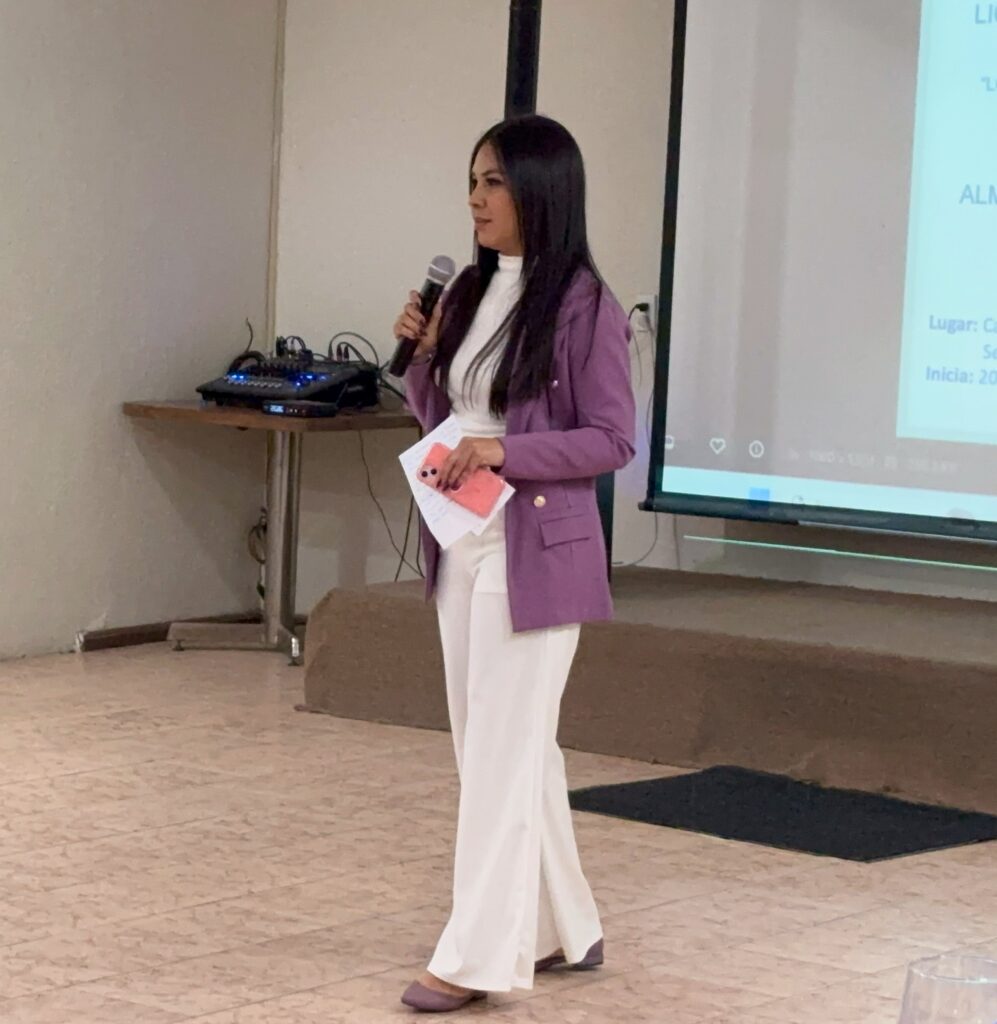 Alma Lolita Martínez durante una charla sobre autonomía femenina en el Club Rotario de San Luis Potosí